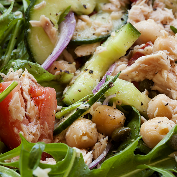 Ensalada de garbanzos con atún y pimentones